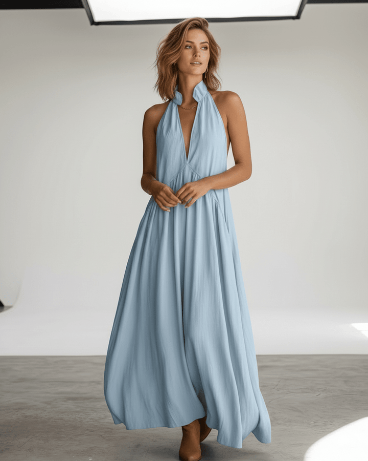 Vestido maxi halter estampado, sin mangas, ideal para días soleados y un estilo casual.