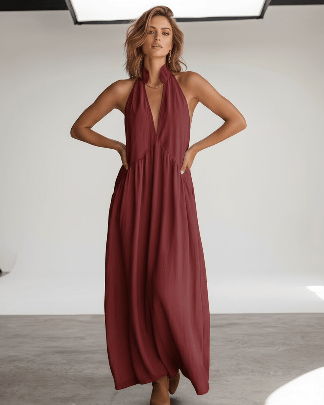Vestido maxi fluido de verano para mujer, cuello halter que brinda confort y estilo en la playa.