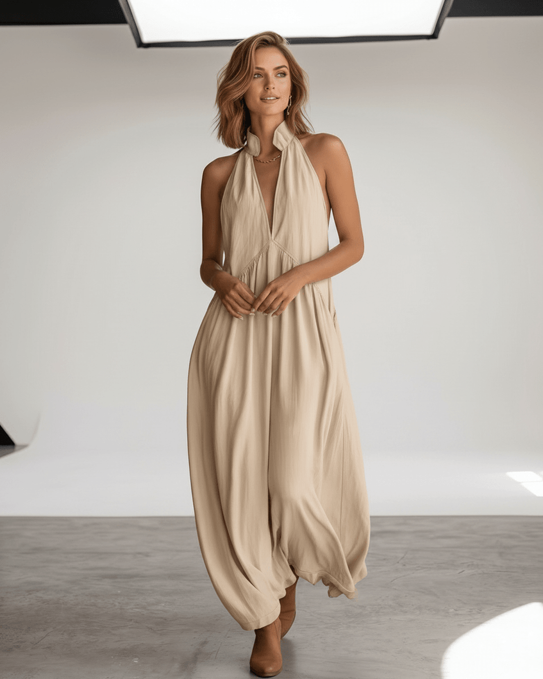 Vestido de tela ligera con cuello halter, diseño maxi sin mangas para un verano fresco.