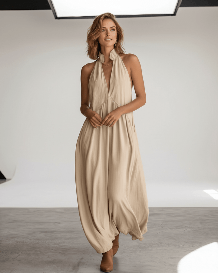 Vestido de tela ligera con cuello halter, diseño maxi sin mangas para un verano fresco.