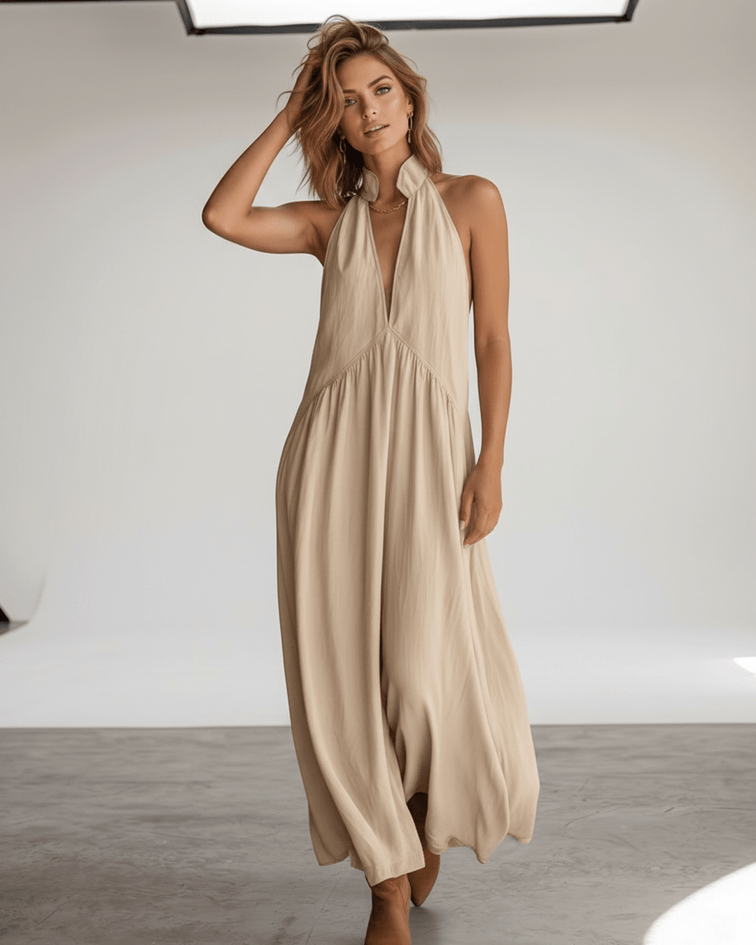 Vestido halter que realza la silueta, estilo maxi y fluido para la mujer moderna de verano.