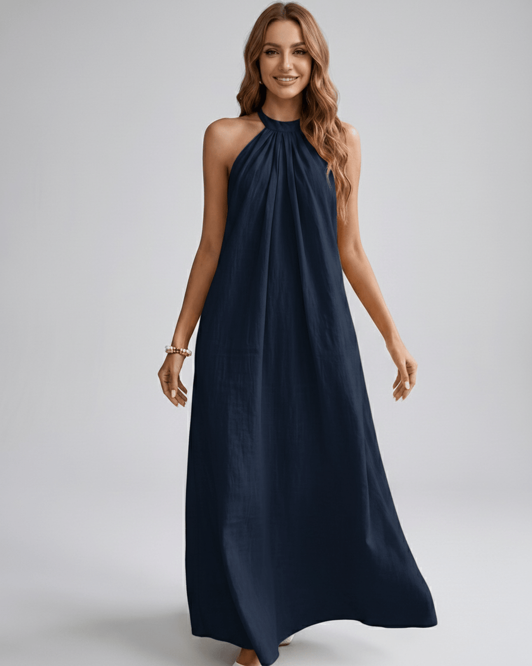 Vestido largo sin mangas, con cuello halter. Elegancia casual para moda femenina.