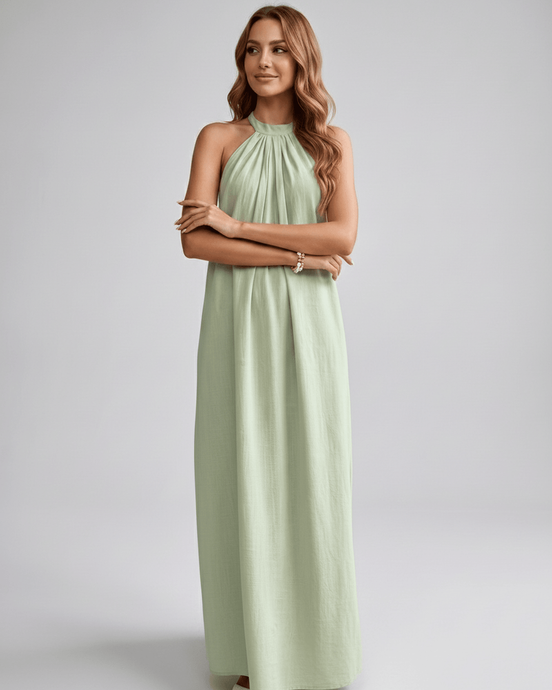 Vestido sin mangas halter, ajuste holgado. Ropa de mujer para un verano elegante.