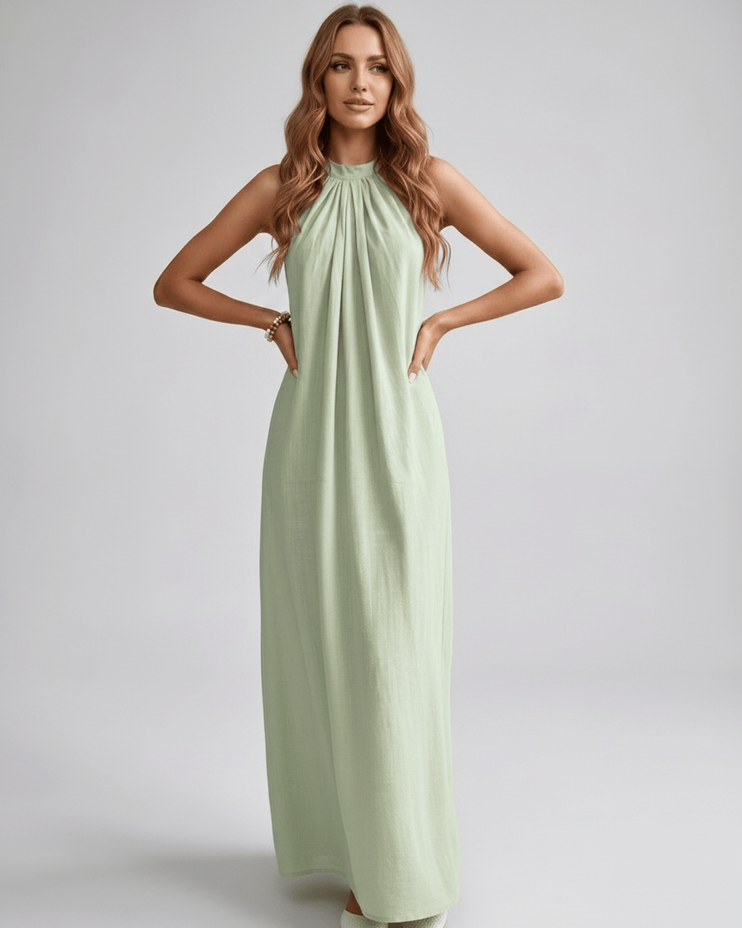 Vestido de verano femenino, cuello halter y diseño fluido. Confort para el día a día.