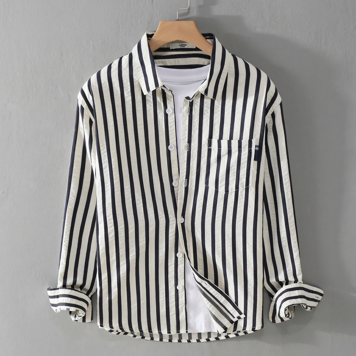 Camisa de rayas para hombre, estilo elegante. Ideal para moda masculina, ropa versátil, desde casual hasta eventos.