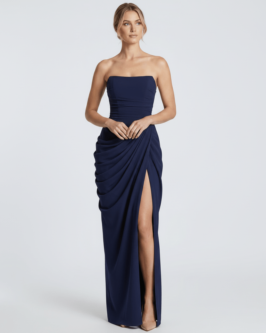Vestido de ocasión especial, largo, sin tirantes, con caída fluida.