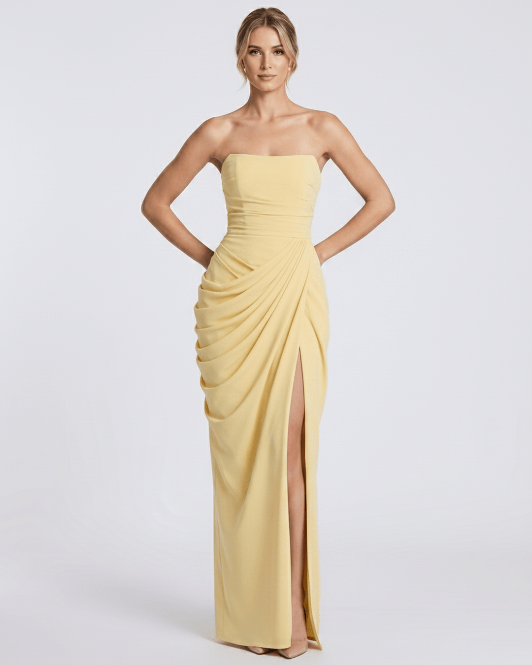 Vestido de fiesta largo, sin tirantes, con detalle drapeado, muy chic.