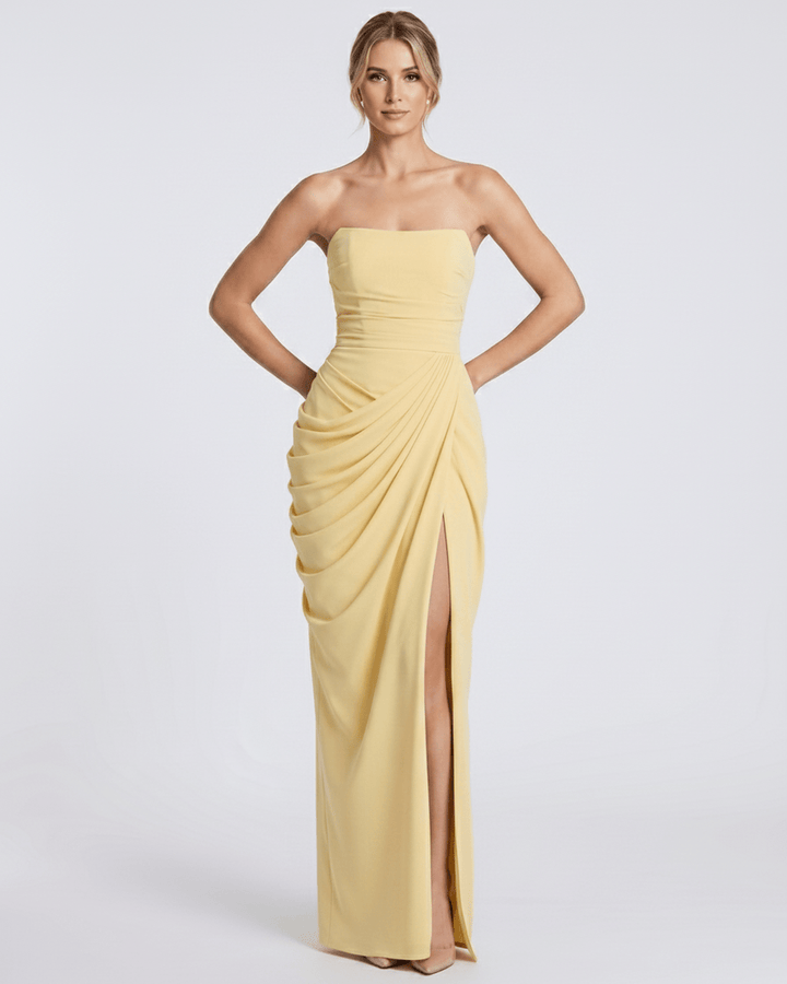Vestido de fiesta largo, sin tirantes, con detalle drapeado, muy chic.