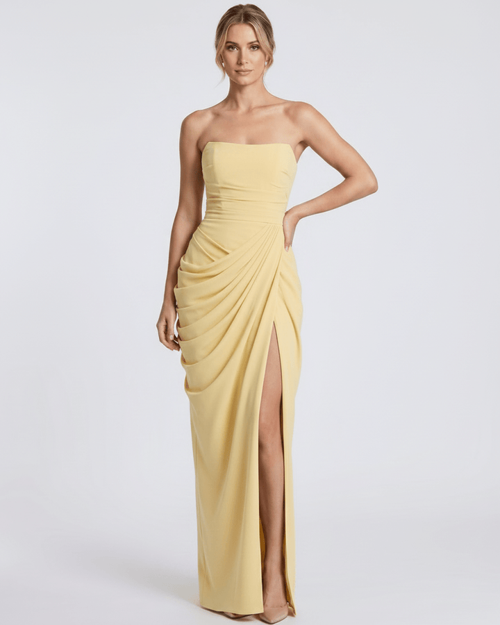 Vestido de noche formal, maxi, sin tirantes, para una presencia impactante.