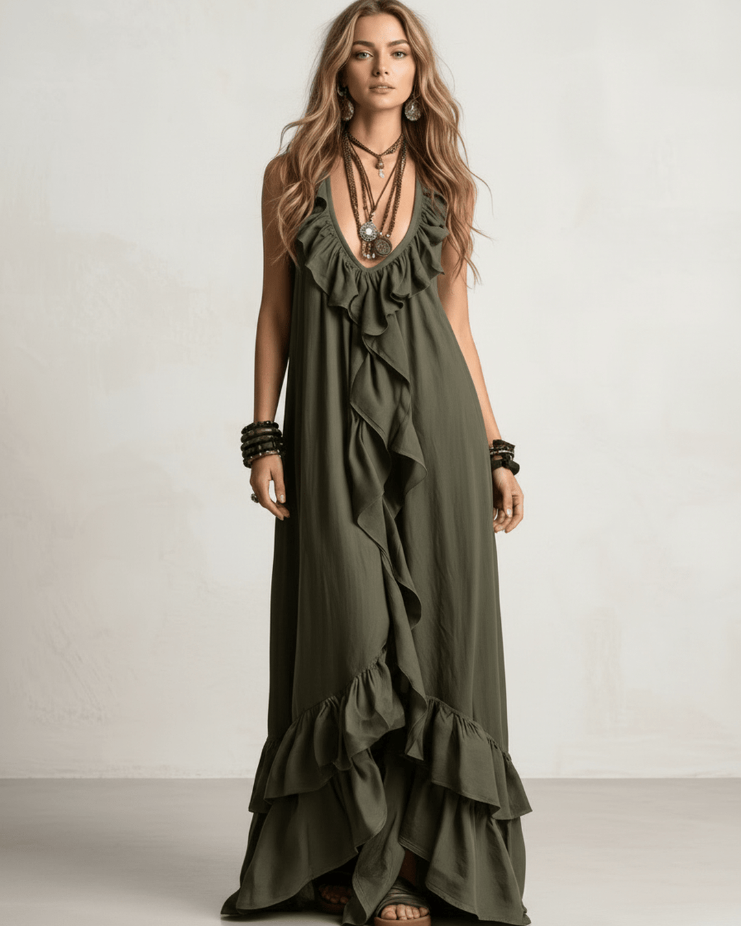 Elegante vestido maxi para mujer, con escote en V y diseño fluido de volantes.