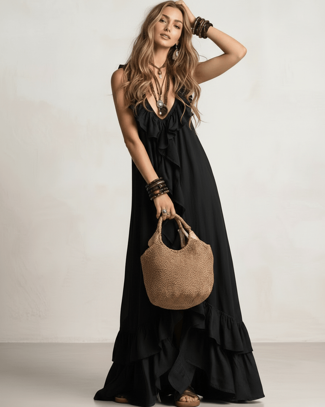 Ropa de playa sin mangas: vestido maxi con volantes, escote V y espalda abierta.