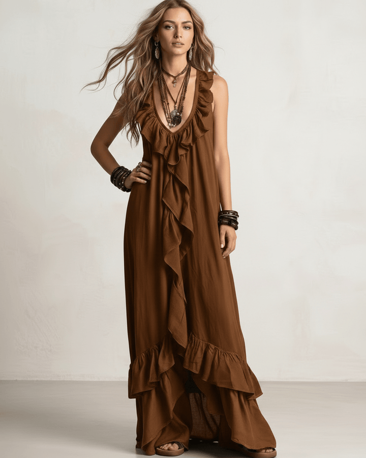 Ropa de playa bohemia: vestido maxi sin mangas, volantes, escote V y espalda abierta.