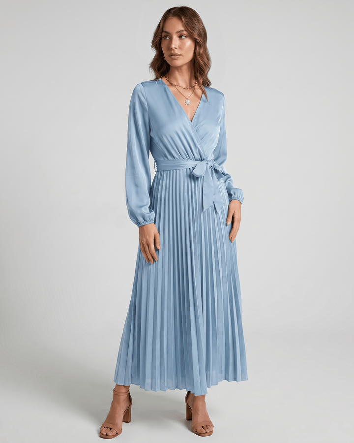 Vestido maxi Elara con escote en V, cinturón y falda de vuelo suave.