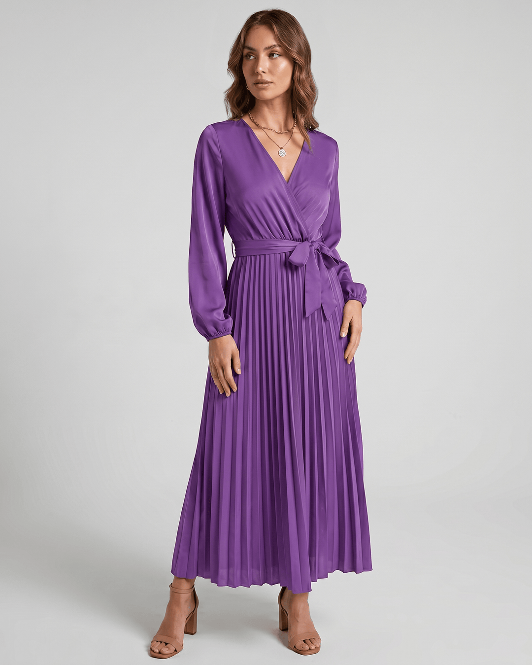 Vestido maxi Elara con escote V, diseño versátil para múltiples eventos.