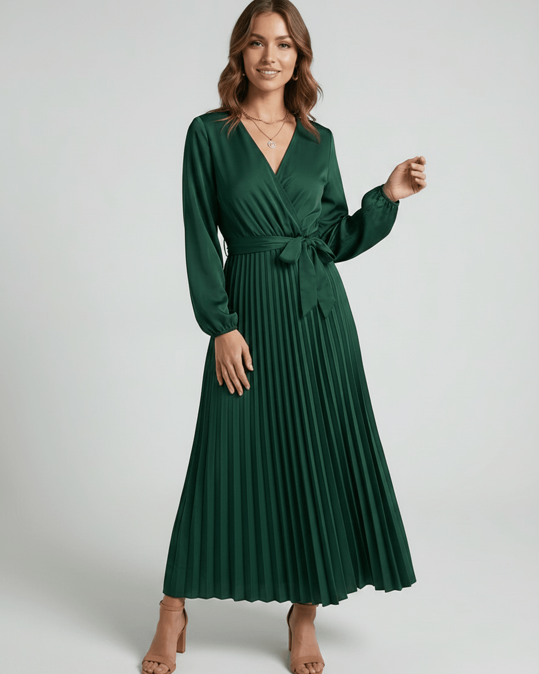 Vestido de fiesta Elara, maxi y escote V, silueta elegante para invitada.