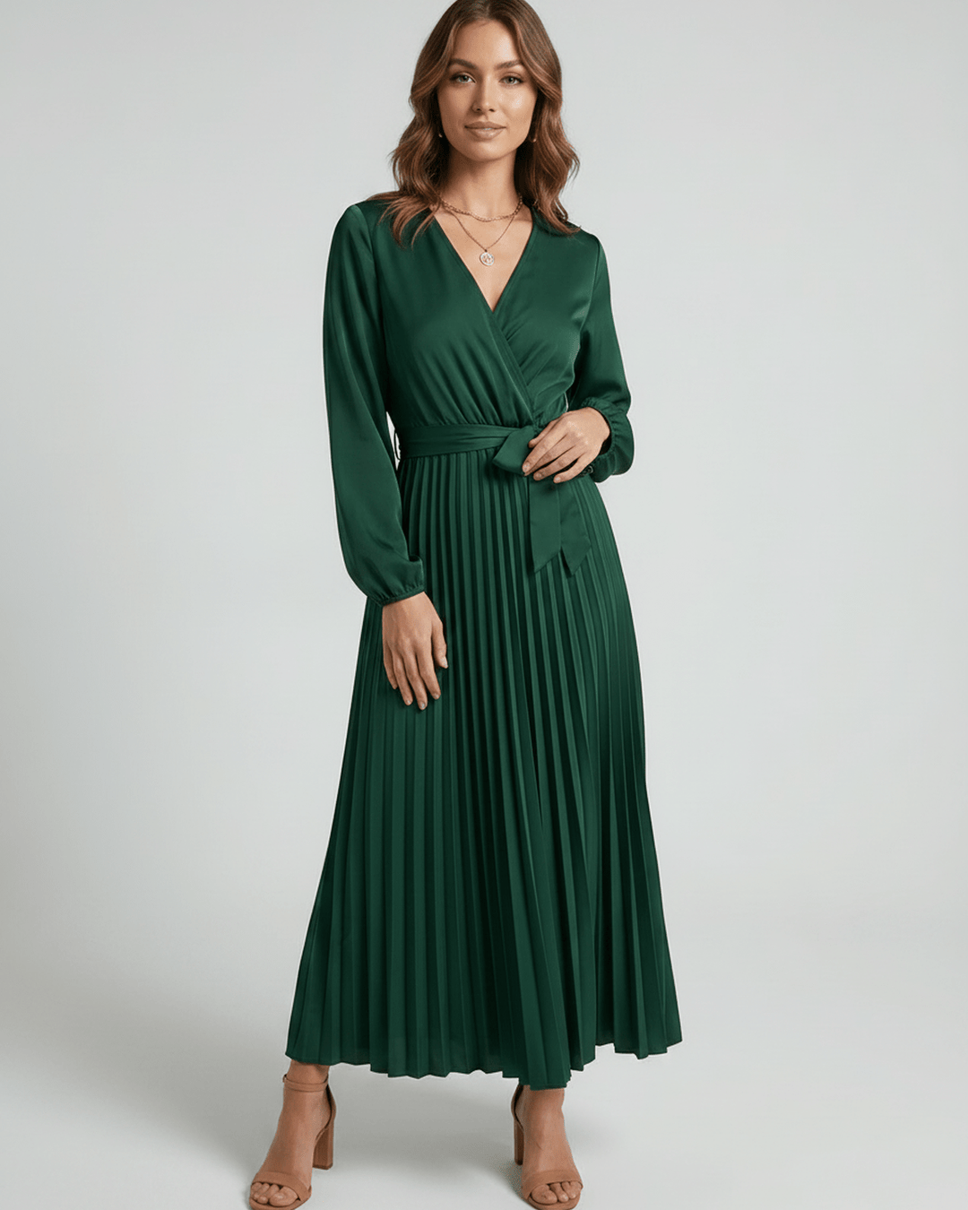 Vestido maxi Elara con escote V y estilo envolvente, perfecto para fiestas.