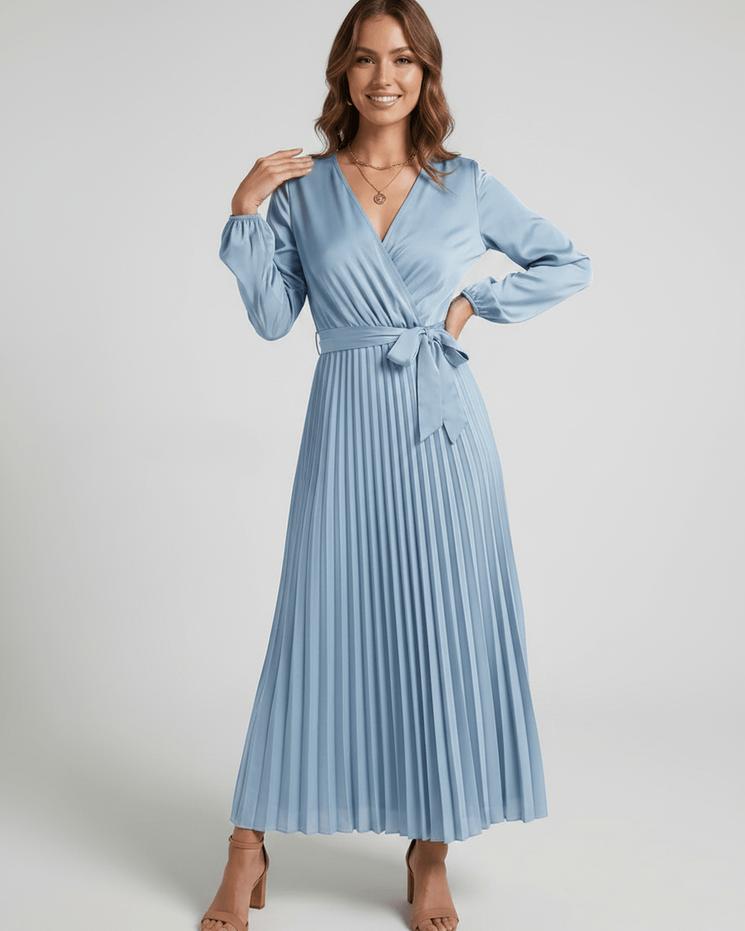 Textura suave en vestido maxi Elara con escote V y corte largo.