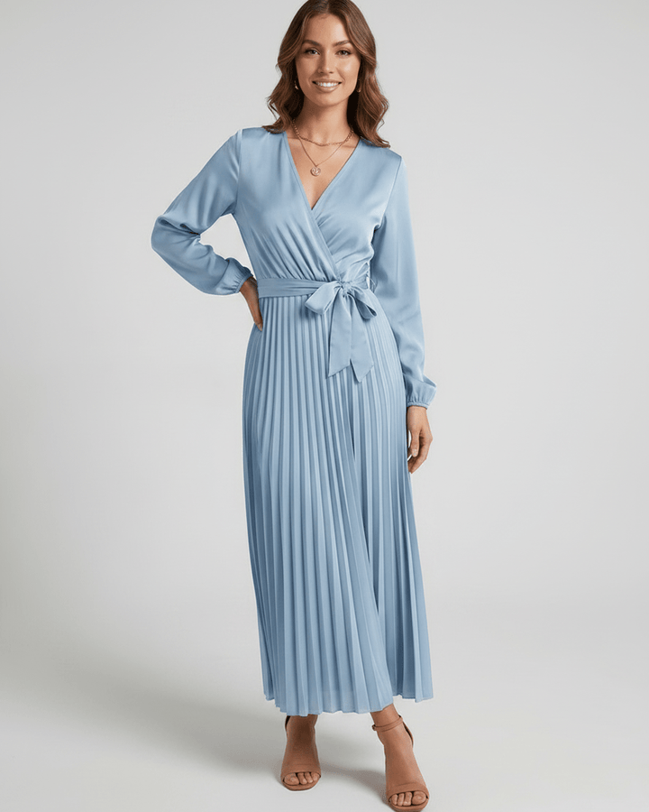 Vestido largo Elara, con un escote V que estiliza la figura femenina.