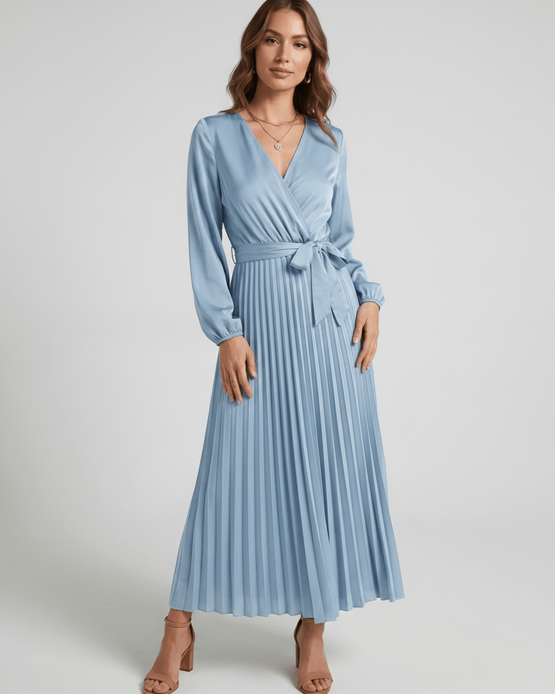 Vestido Elara de mujer, maxi, escote V, destacando su elegancia.