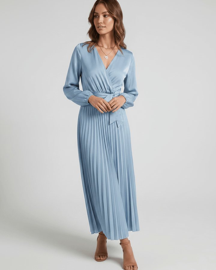 Escote V profundo en vestido maxi Elara, para un look audaz y moderno.