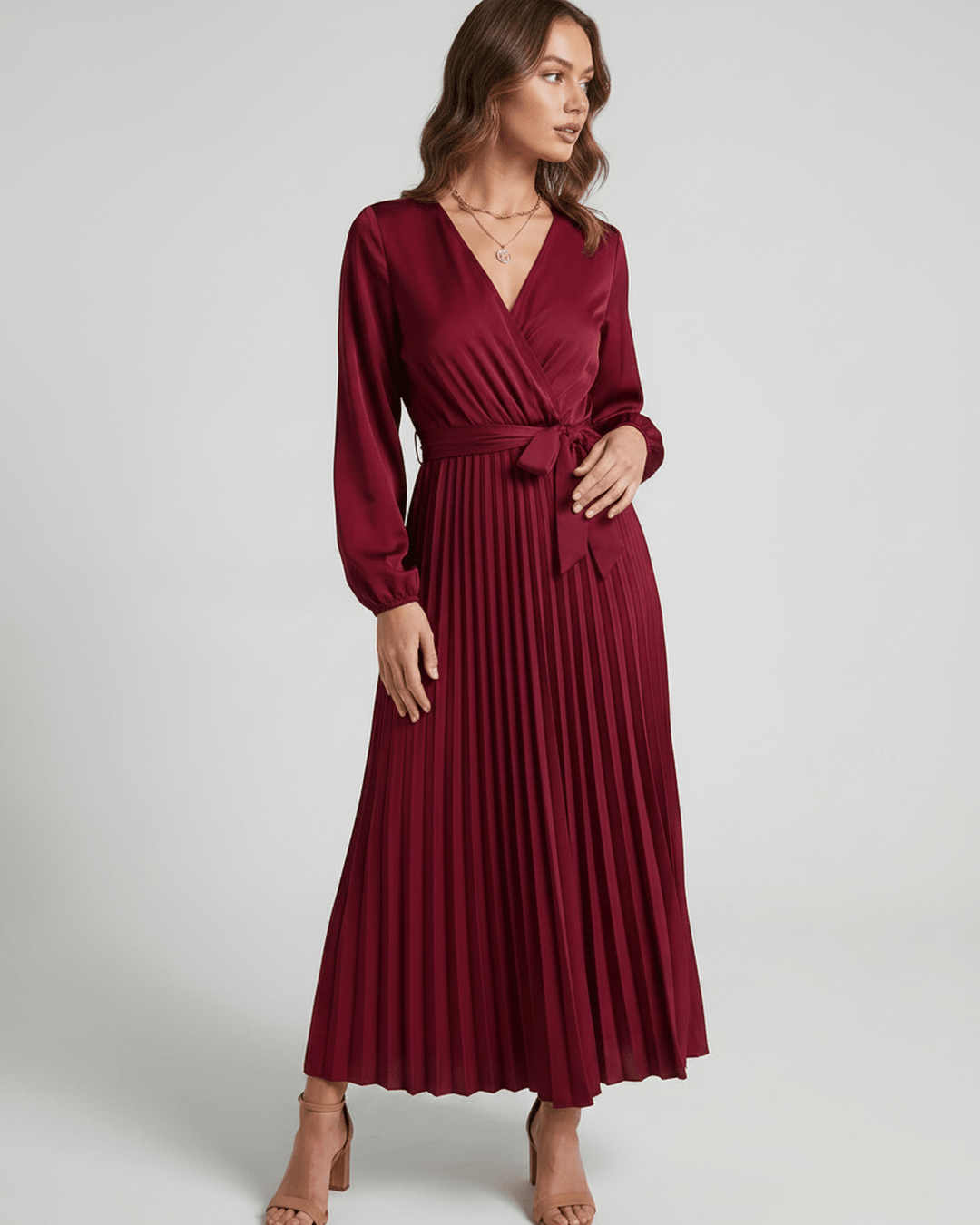 Vestido de mujer Elara, largo, escote V, ideal para reuniones formales.