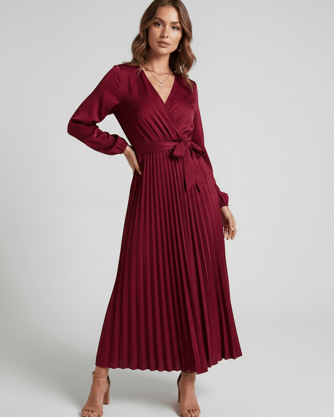 Vestido para invitada de boda Elara, largo, escote V, elegante y chic.