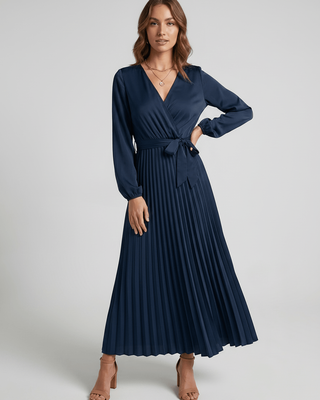 Silueta elegante del vestido maxi Elara, escote V, ideal para mujer.