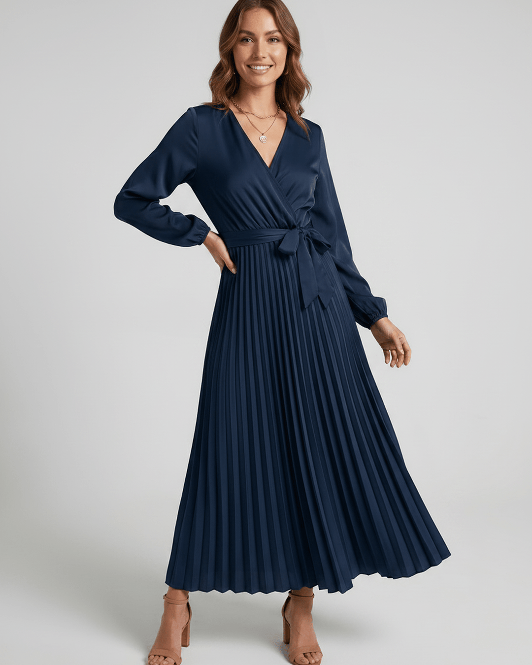 Vestido maxi Elara con escote V, diseño elegante y corte largo.