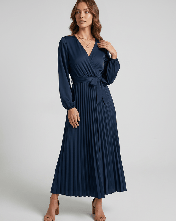 Diseño envolvente del vestido Elara, maxi, con escote en V para mujer.