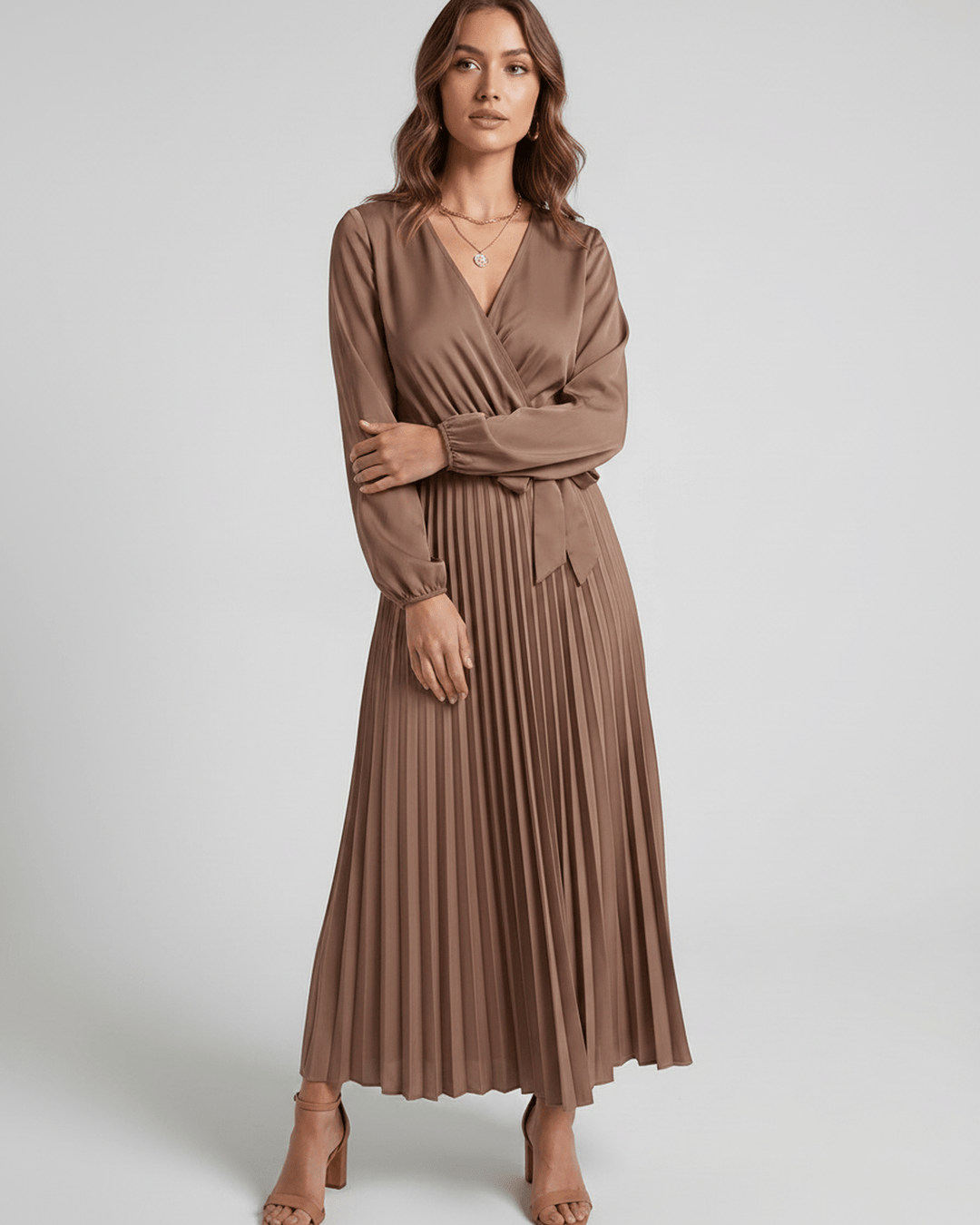Vestido Elara, maxi, escote V, ideal para eventos especiales y bodas.