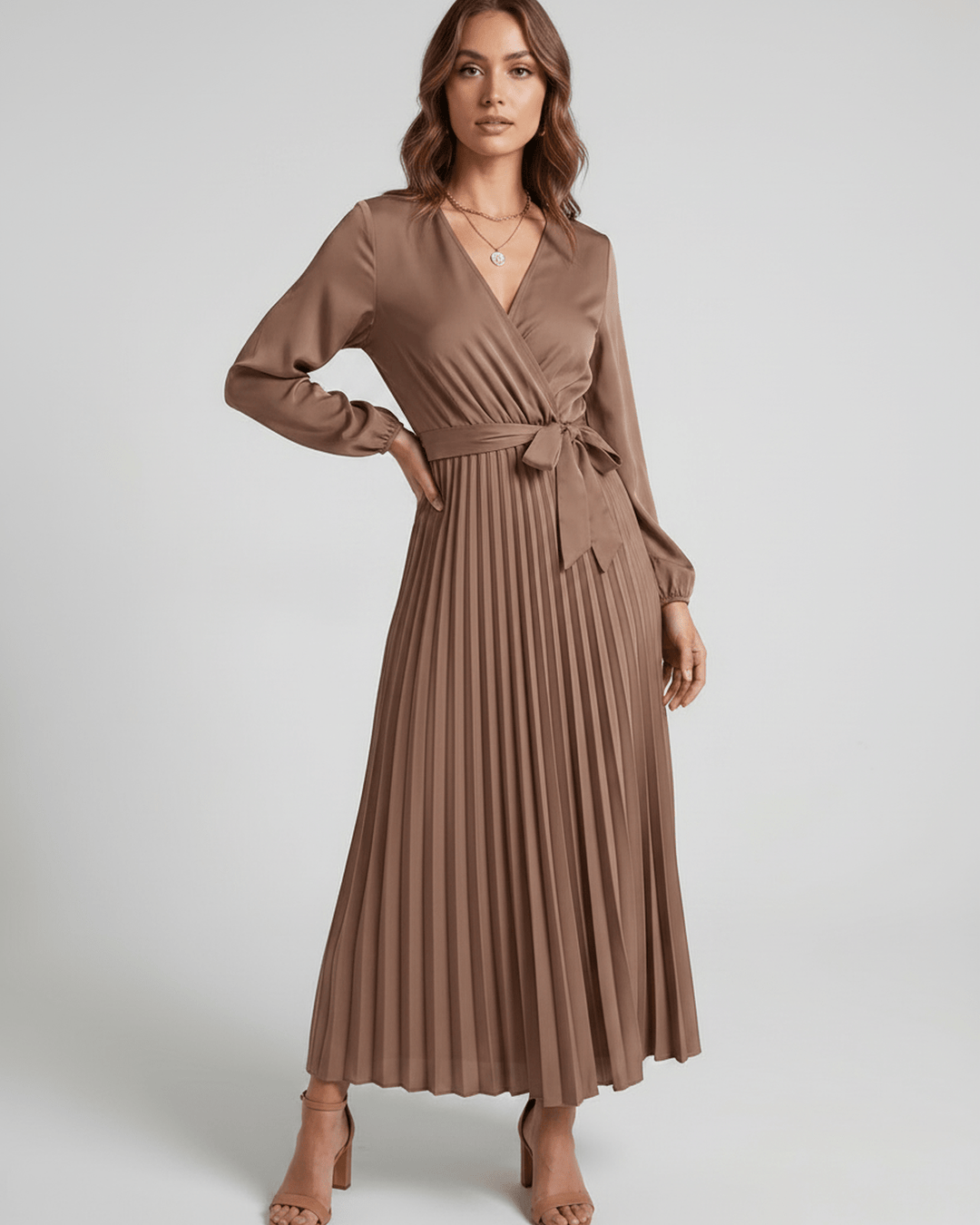 Detalle del escote V en vestido maxi Elara para mujer, elegante y festivo.