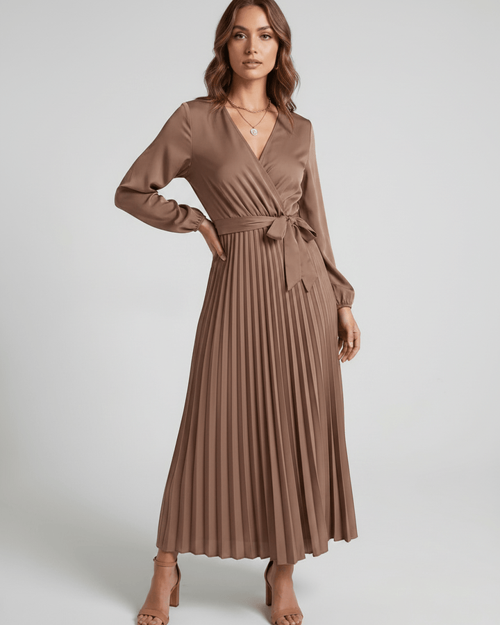 Detalle del escote V en vestido maxi Elara para mujer, elegante y festivo.