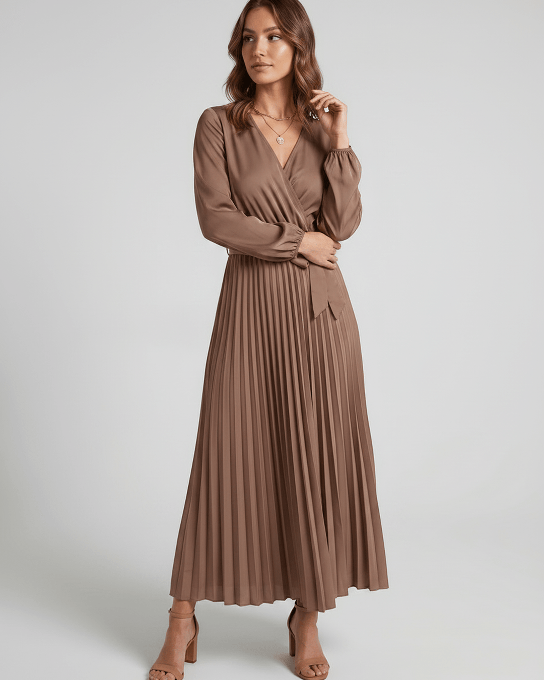 Escote V favorecedor en vestido maxi Elara, estilo envolvente para mujer.