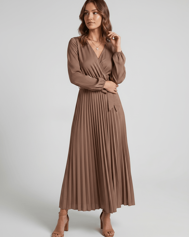 Escote V favorecedor en vestido maxi Elara, estilo envolvente para mujer.