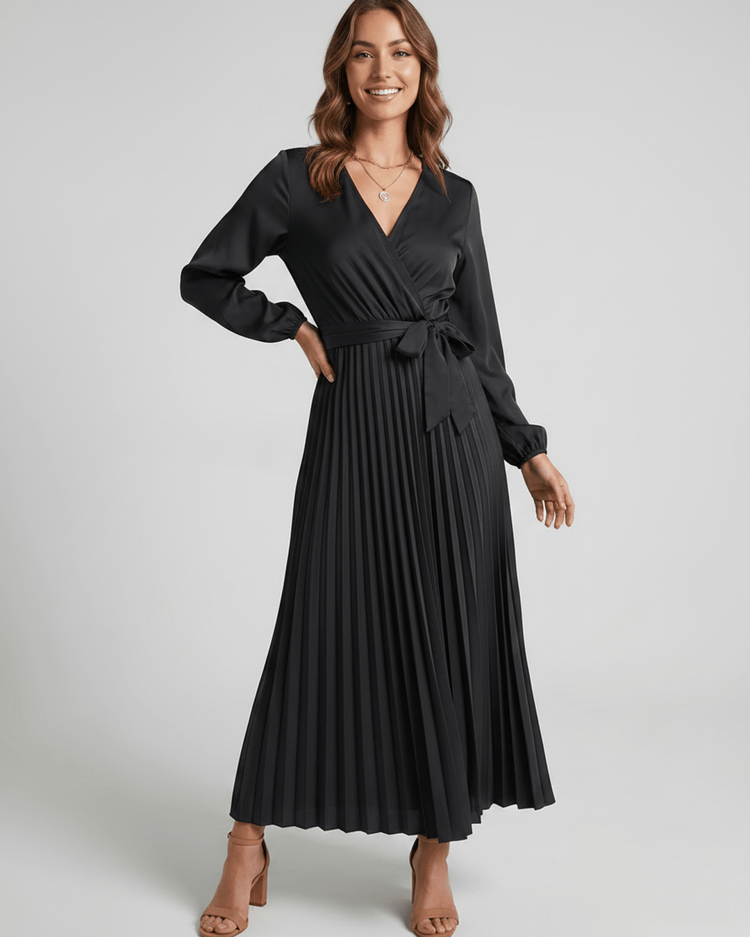 Vestido maxi Elara de mujer, escote V, estilo chic para eventos especiales.