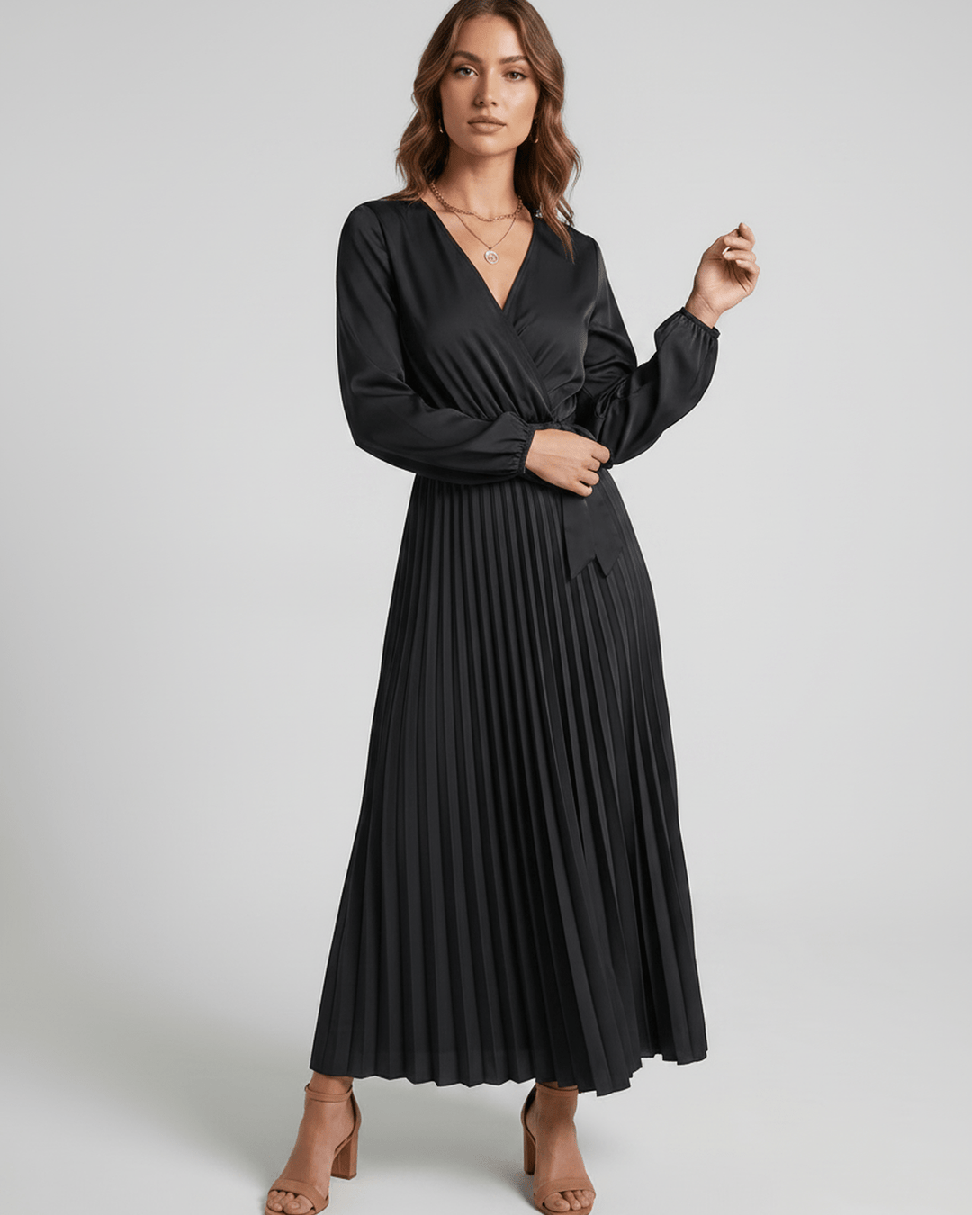 Vestido Elara, maxi, escote V, ideal para un estilo moderno y elegante.