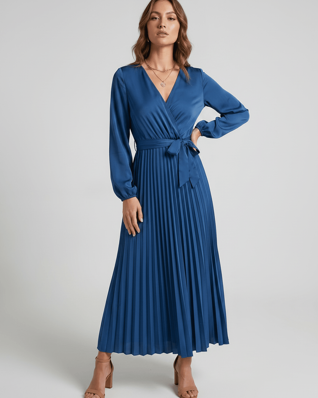 Vestido largo Elara con escote V para fiesta, estilo envolvente.