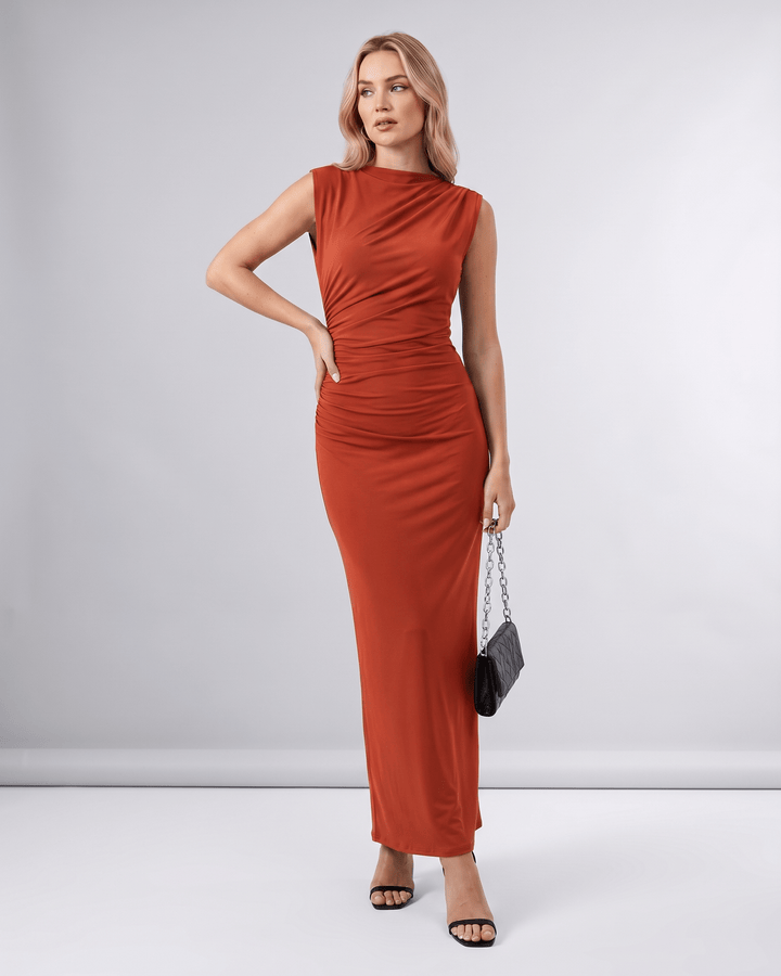 Vestido elegante Aureli, sin mangas, cuello alto, maxi, ajustado, para un look chic en eventos de verano.