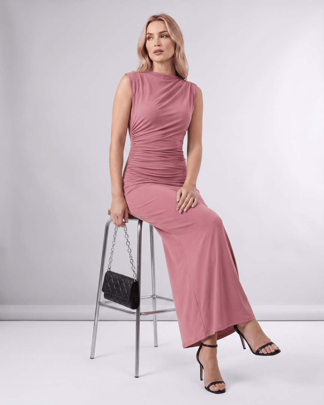 Vestido sin mangas Aureli, cuello alto, ajustado, maxi, elegante, ideal para un look sofisticado de fiesta.