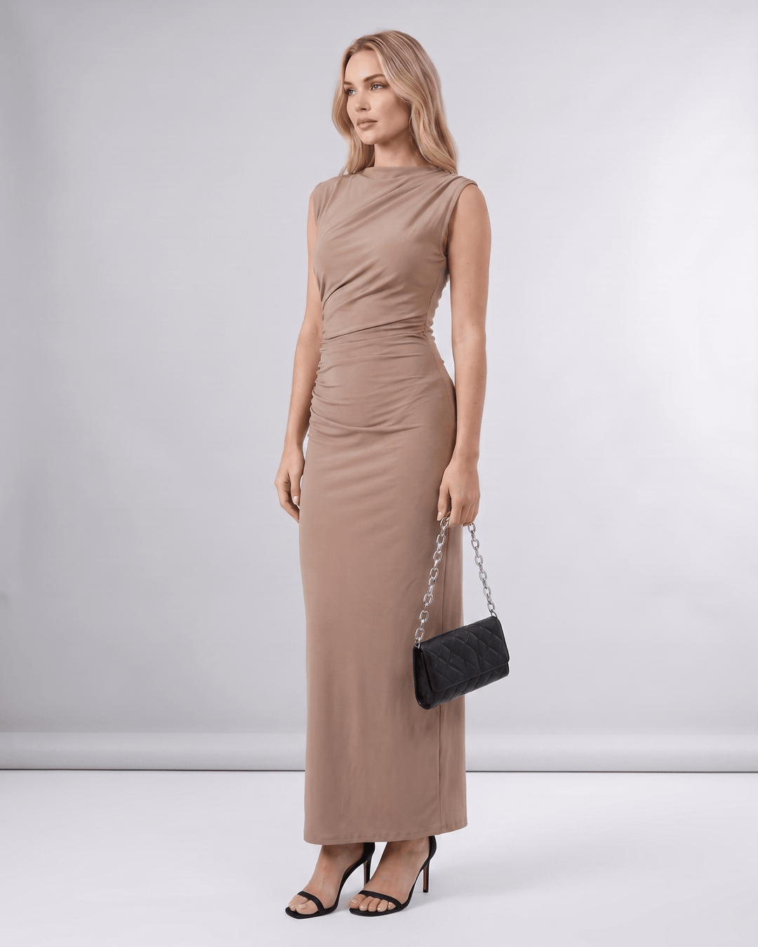 Vestido largo Aureli sin mangas, cuello alto, ajustado, elegante, ideal para fiestas de verano.