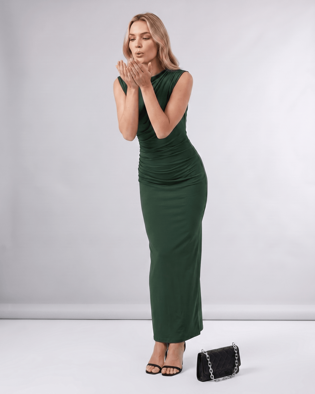 Vestido Aureli sin mangas, maxi, cuello alto, ajustado, elegante, ideal para eventos formales.