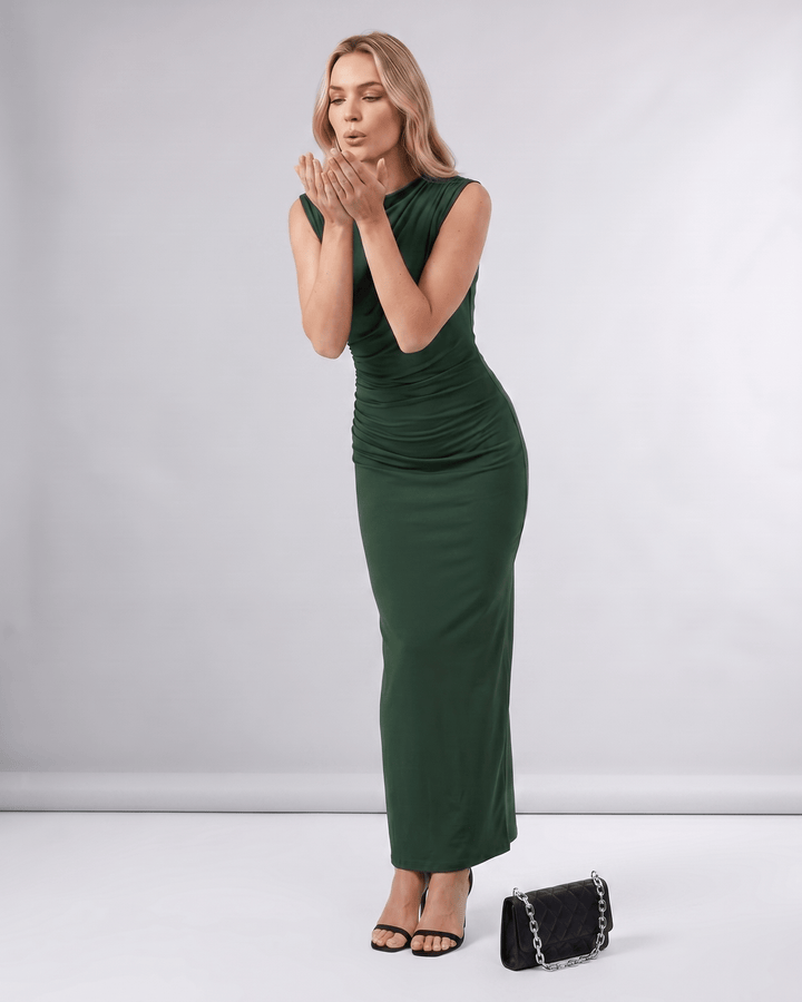 Vestido Aureli sin mangas, maxi, cuello alto, ajustado, elegante, ideal para eventos formales.