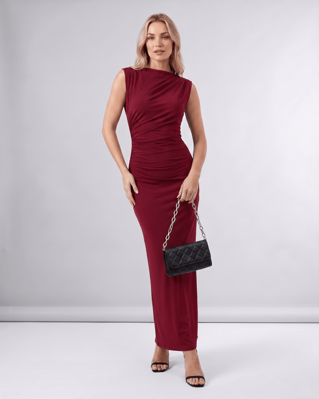 Vestido largo Aureli, sin mangas, cuello alto, ajustado, elegante, ideal para un evento memorable.