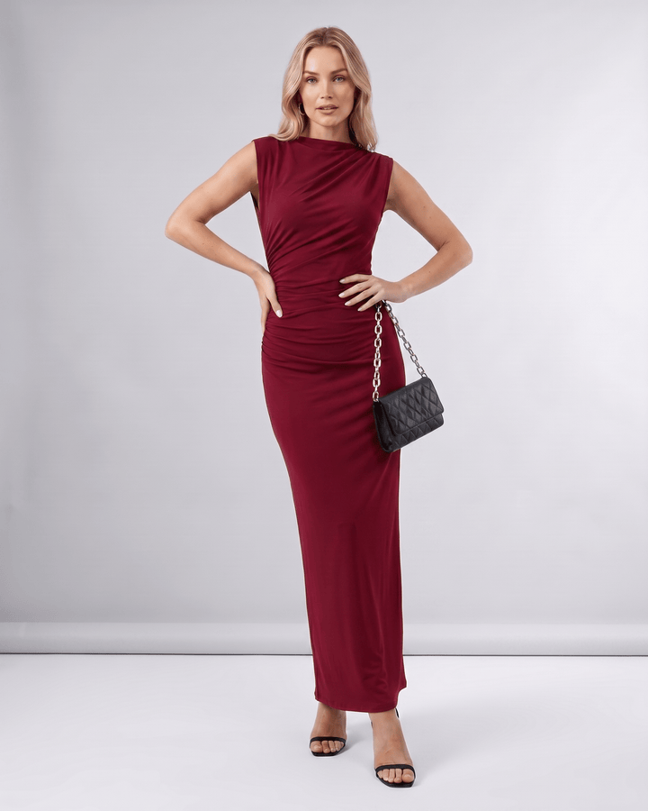 Vestido Aureli sin mangas, cuello alto, maxi, ajustado, elegante, ideal para un estilo clásico y moderno.