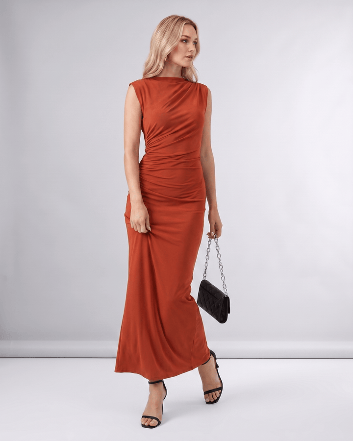 Vestido Aureli de fiesta, sin mangas, cuello alto, ajustado, maxi, ideal para un estilo refinado y moderno.