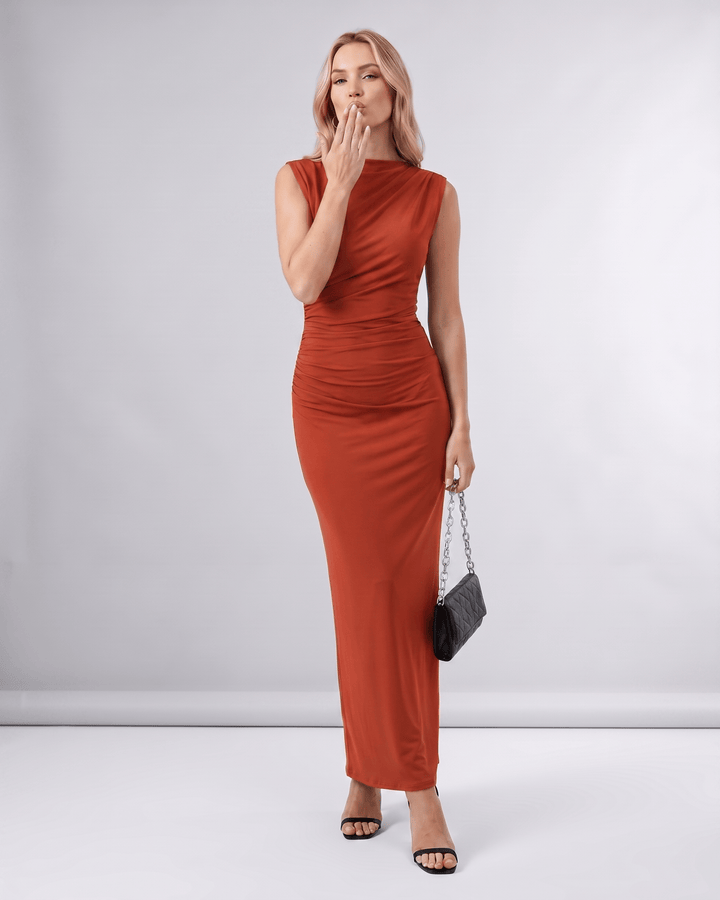 Maxi vestido Aureli ajustado, sin mangas, cuello alto, elegante, para la mujer que busca sofisticación.