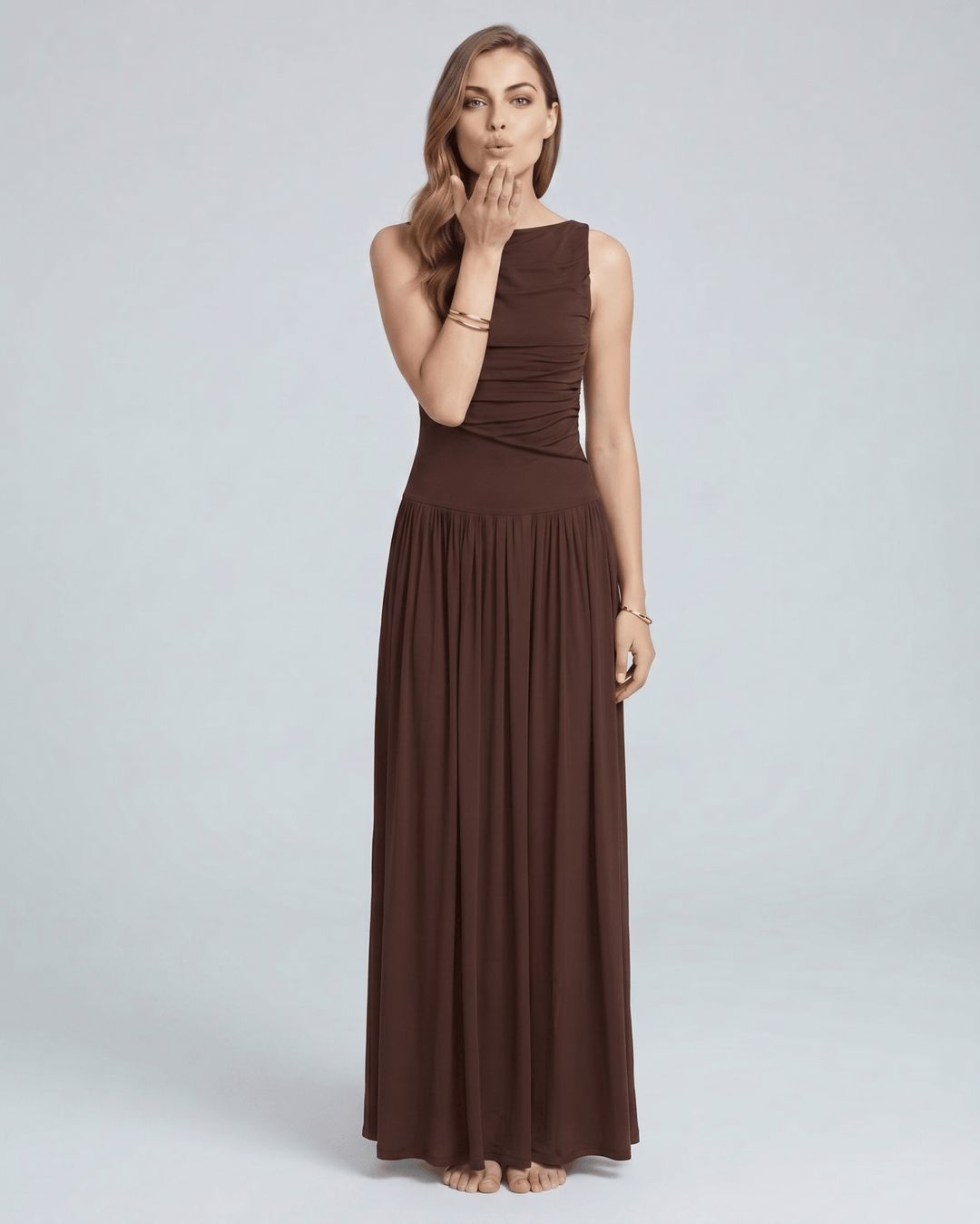 Vestido maxi Aurea de mujer con escote barco, fruncido y caída fluida. Elegante y versátil.