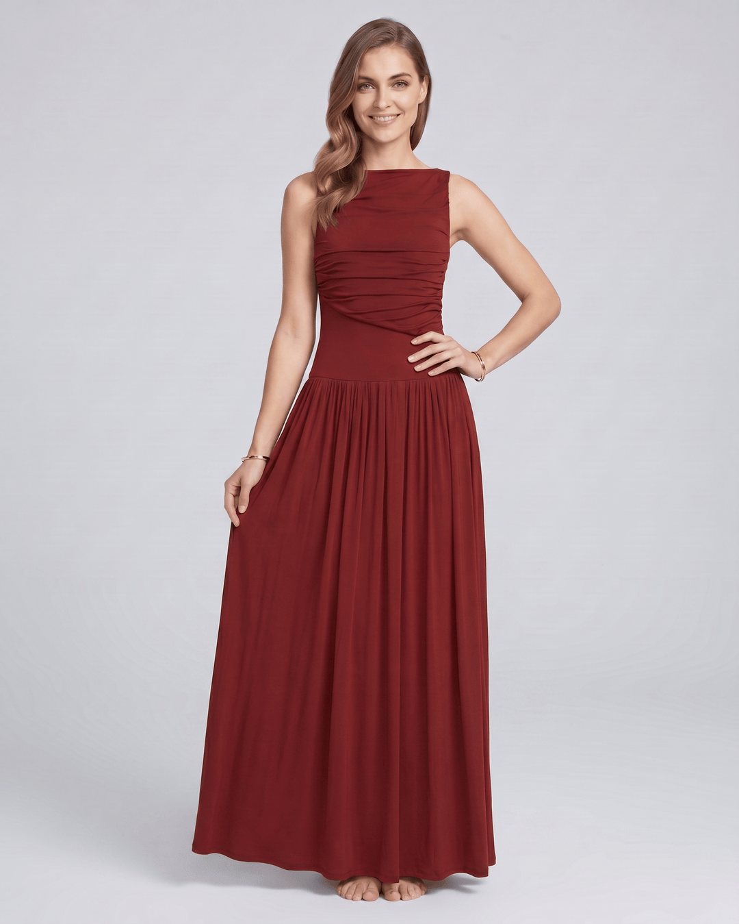 Vestido maxi Aurea sin mangas, escote barco fruncido. Perfecto como invitada de boda.