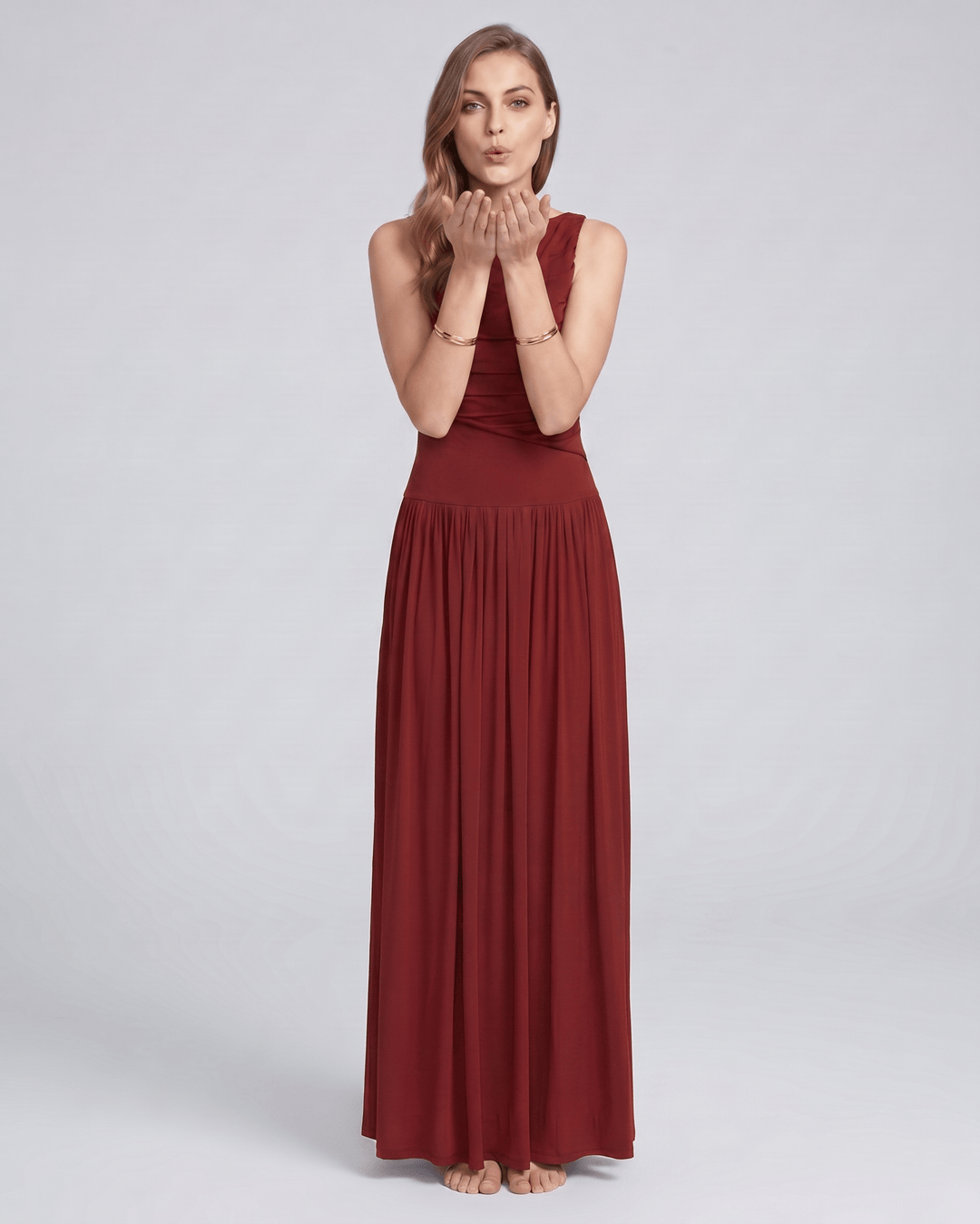Elegante vestido maxi Aurea para mujer. Silueta fluida, sin mangas, ideal para eventos.