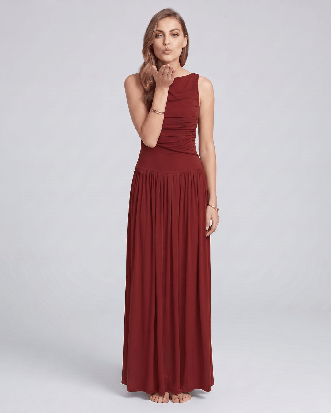 Vestido maxi Aurea con fruncido y escote barco. Muy versátil para el día o la noche.